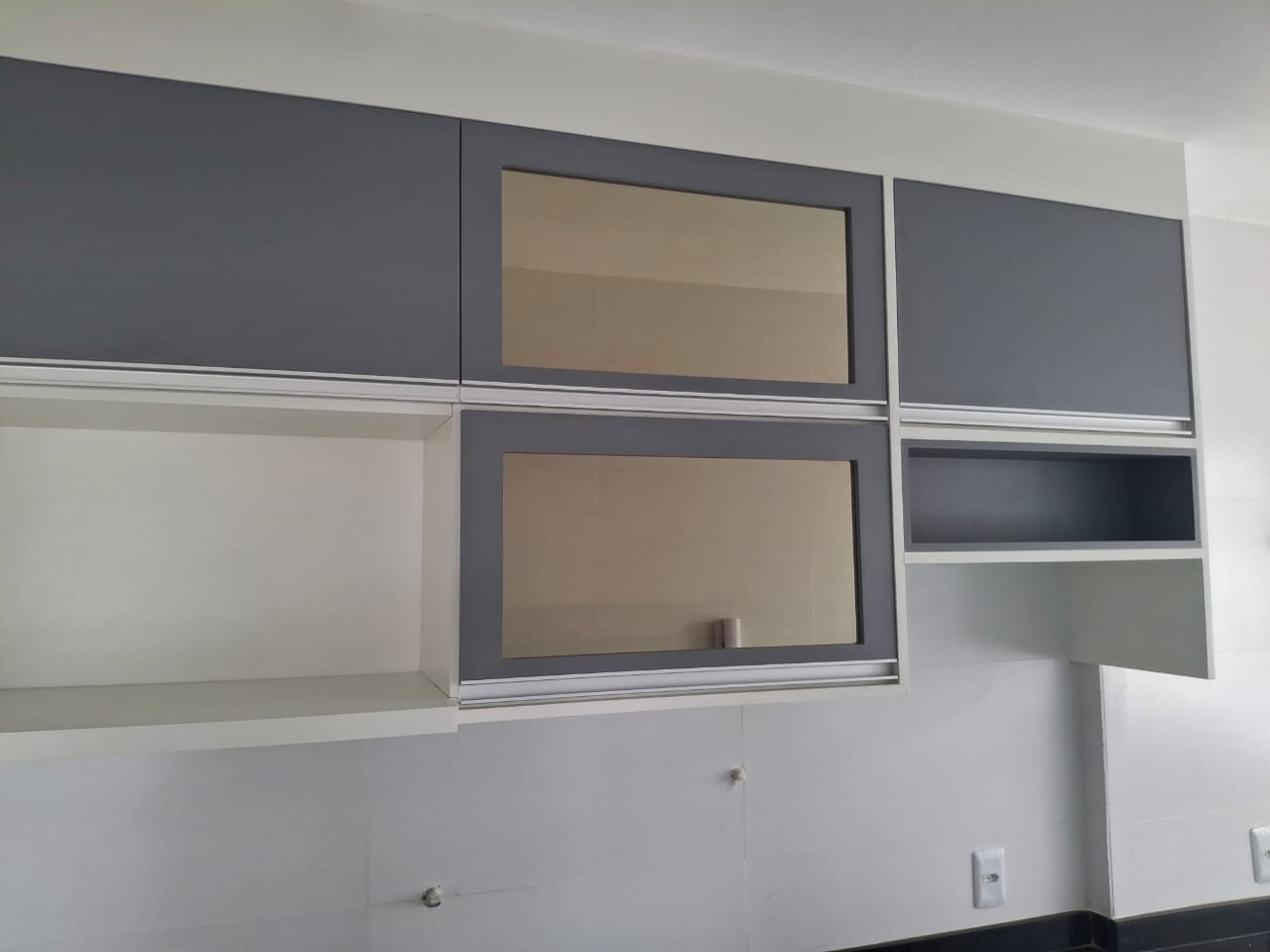 Armários superiores com portas de vidro